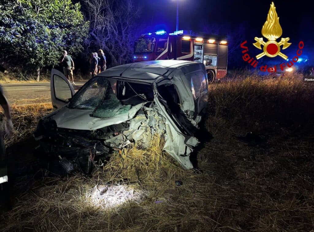 Scontro frontale nella notte tra due veicoli sulla SP41: tre feriti