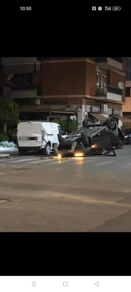 Incroci pericolosi: impatto violento tra due auto a Taranto, coinvolta una famiglia e 4 ragazzi