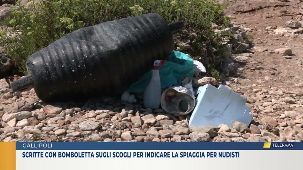 Scritte con bomboletta sugli scogli per indicare la spiaggia per nudisti