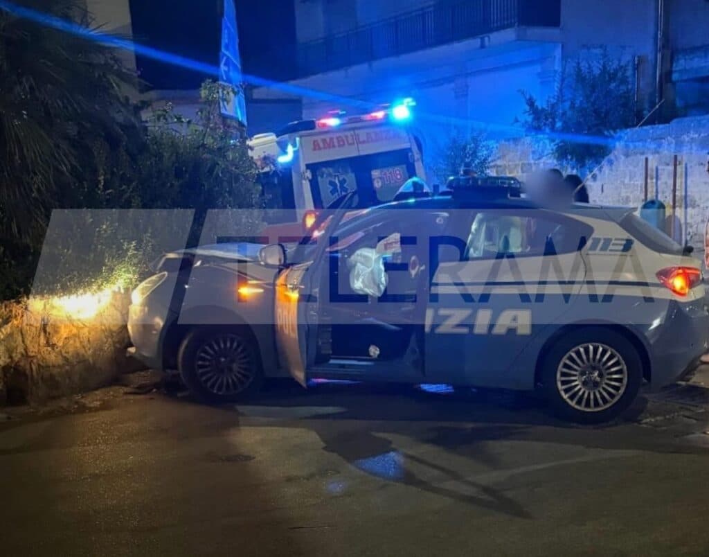 Taurisano, inseguimento nella notte: volante contro un muro, feriti due agenti