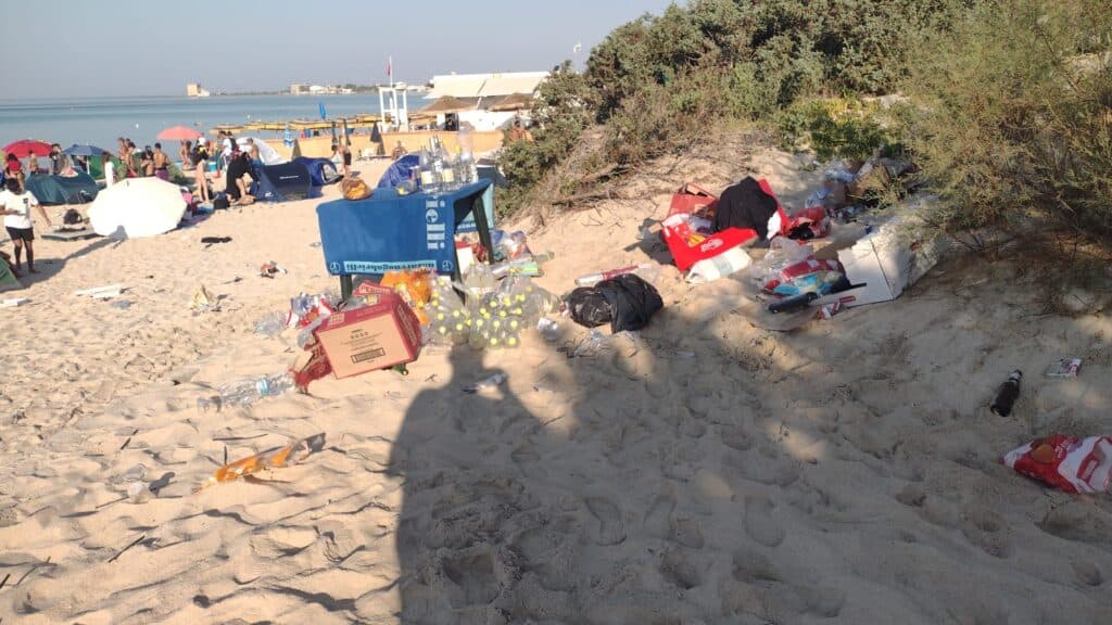 Notte di San Lorenzo tra rifiuti e bivacchi: l’indecoroso risveglio di Torre Lapillo e Gallipoli