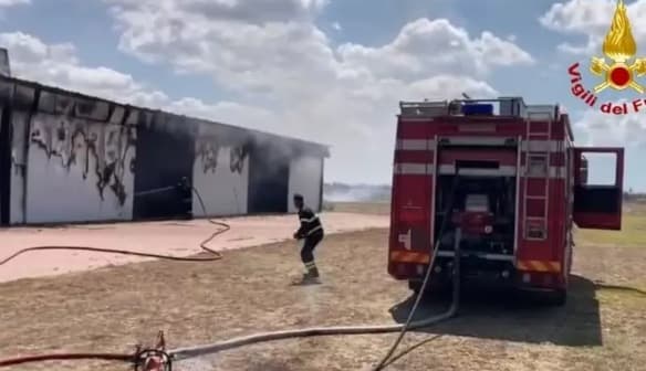 Esplosione in un hangar di aerei: due feriti