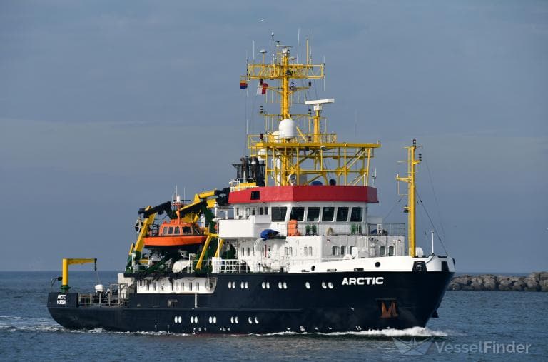 La nave Arctic al largo del Salento: mappatura dei fondali e delle praterie di Posidonia