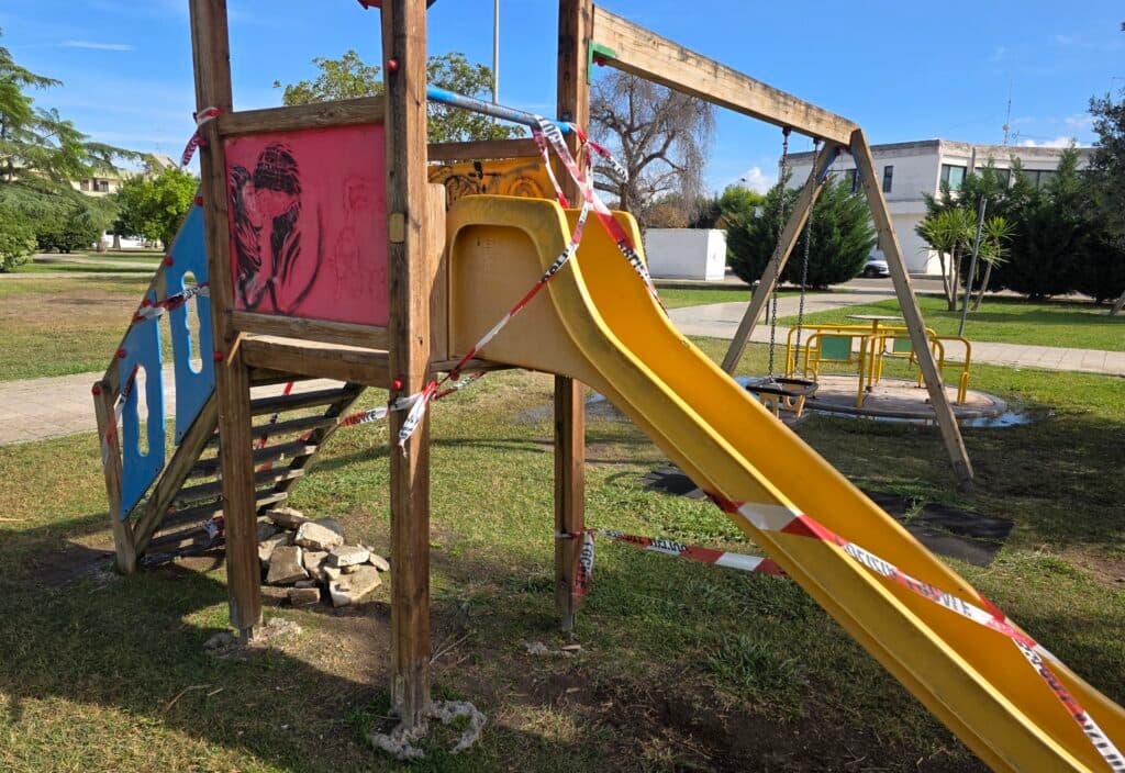 Leverano, vandalizzato il parco giochi della villa comunale