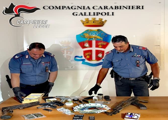 Armi, munizioni, un Kalashnikov e droga in casa: arrestato un 29enne copertinese