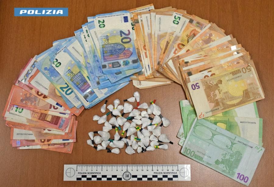 Operazione antidroga della Polizia di Stato: arrestati due uomini con 53 dosi di cocaina