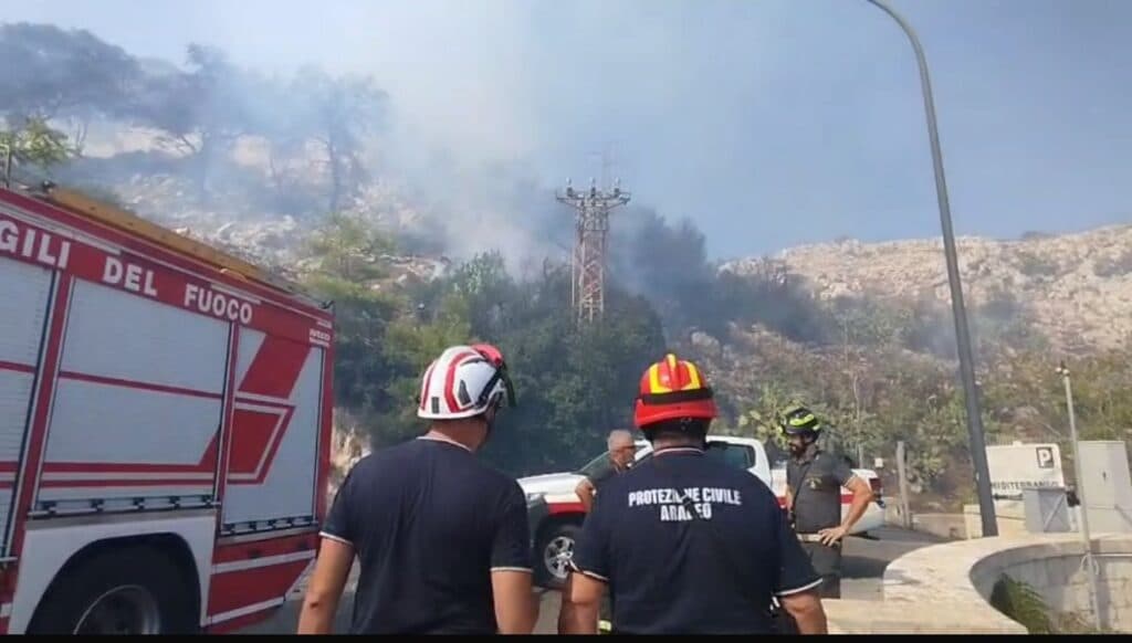 Vasto incendio a Santa Cesarea Terme: intervengono due canadair