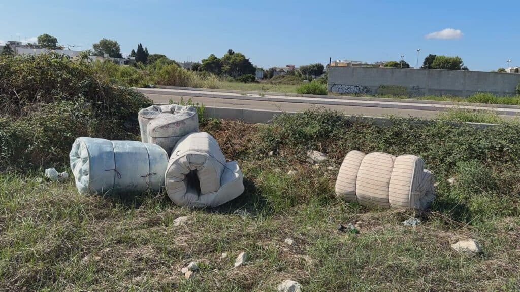 Discarica a cielo aperto e marciapiedi impercorribili a due passi dal Parco delle Cave