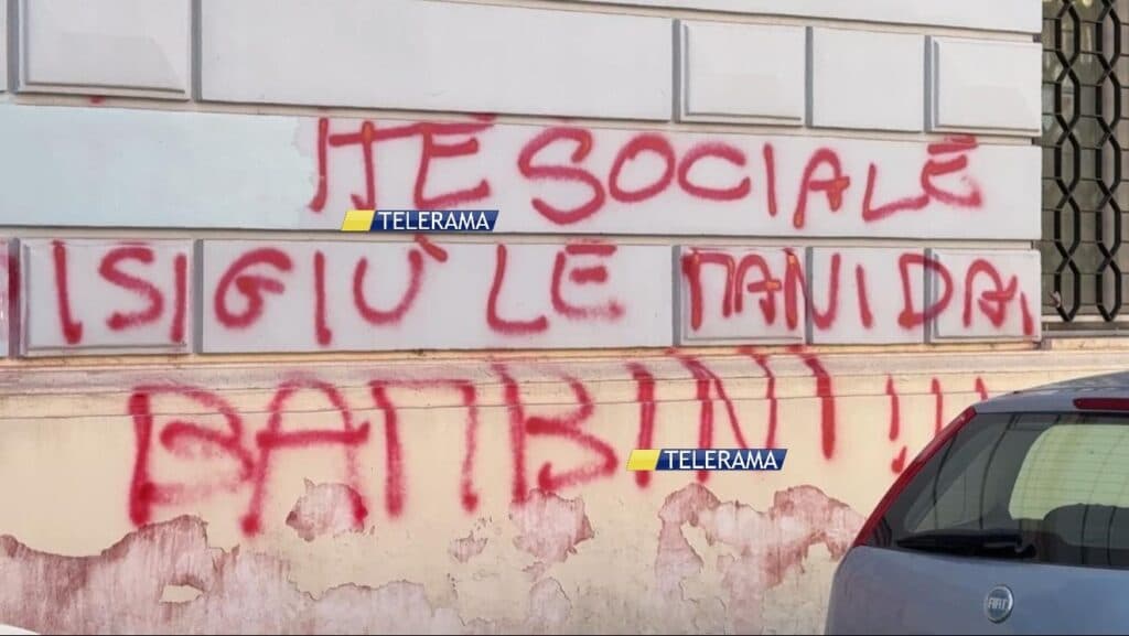 “Giù le mani dai bambini”: scritta minacciosa sul muro del Comune
