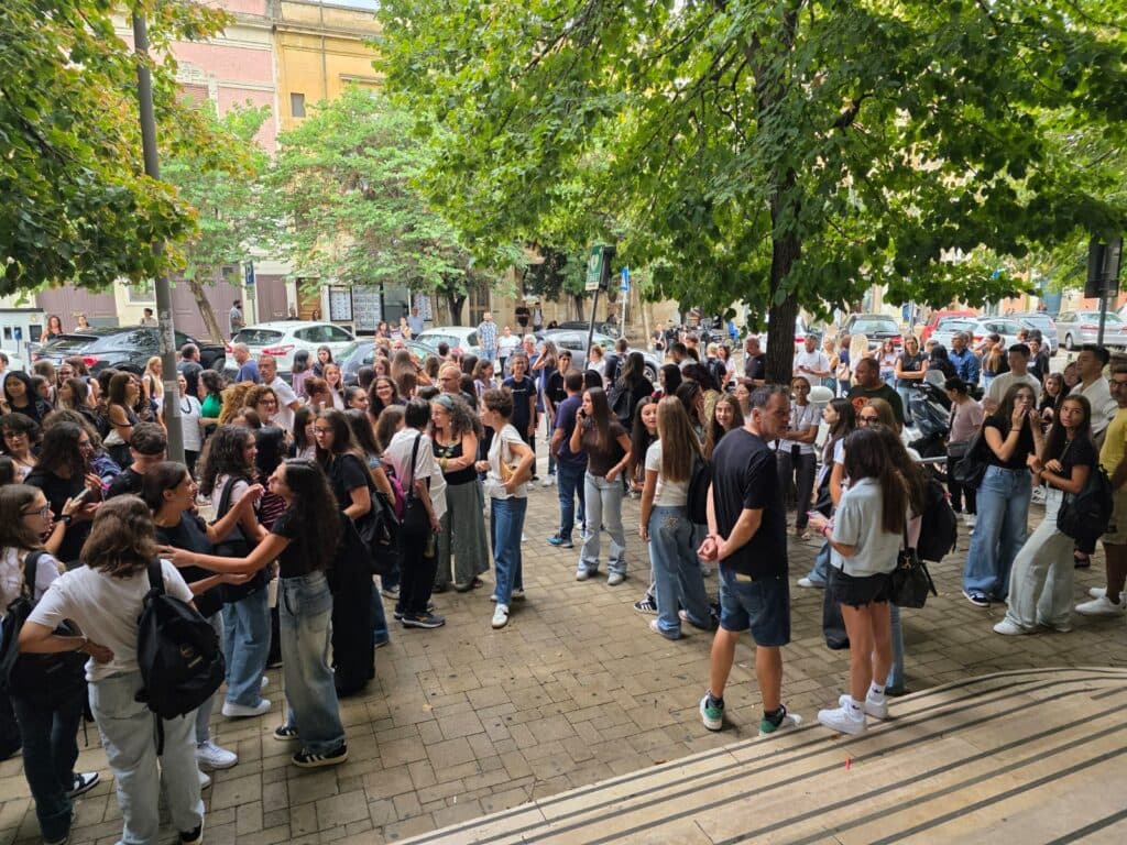 Inizia la scuola, stop utilizzo cellulari ma con un "approccio educativo"