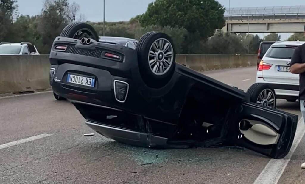Lecce, Mini Cooper si ribalta sulla tangenziale Est. Conducente miracolosamente illeso