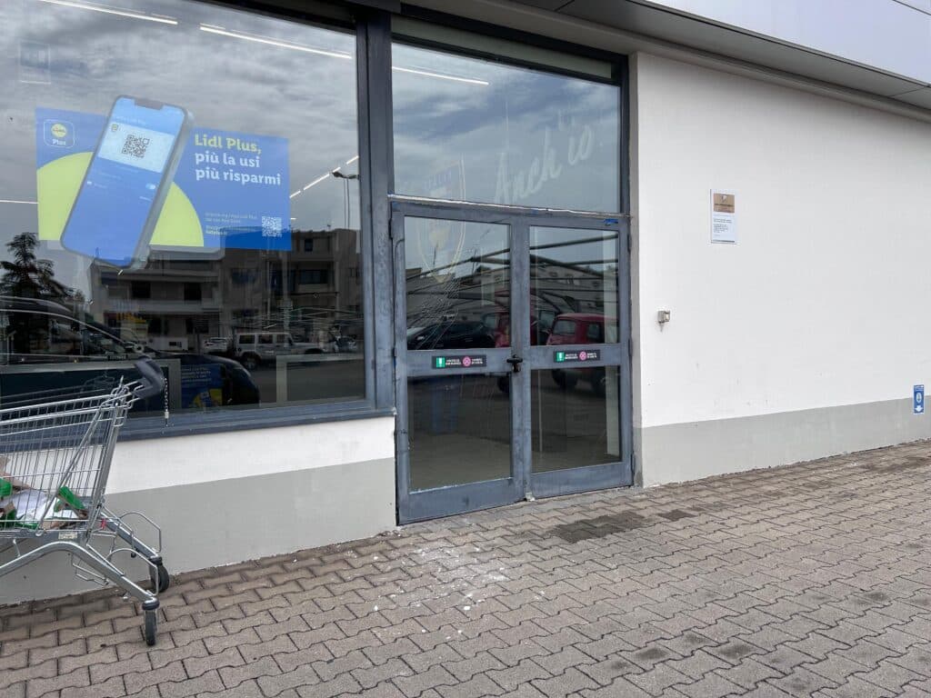 Raffica di spaccate: nel mirino distributori e supermercati
