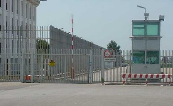 Carcere di Taranto: detenuto colpisce un agente al volto con un bastone