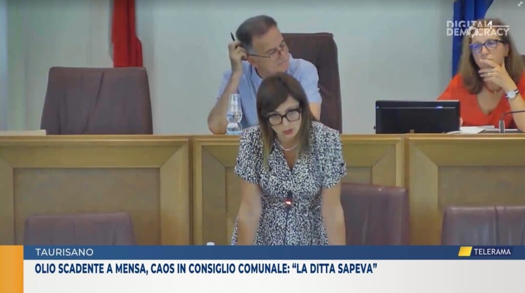 Olio scadente a mensa, caos in consiglio comunale a Taurisano: “la ditta sapeva”