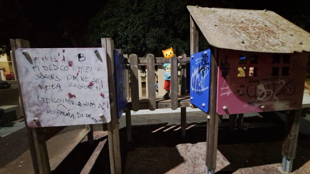 Lecce, degrado nel parco di via vecchia San Pietro in Lama: giochi logori e pericolosi