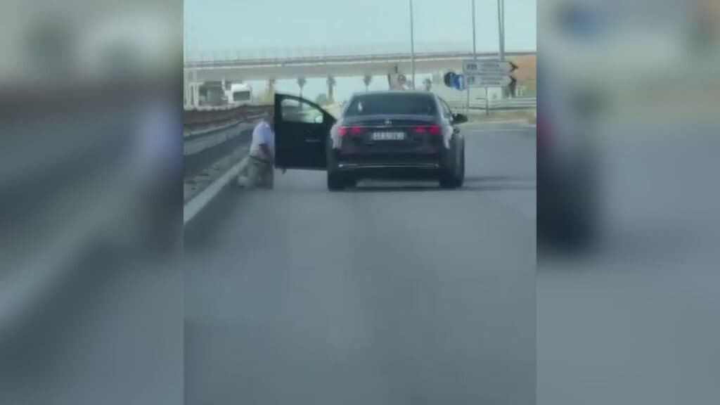 Far West sulla statale 16: banda armata rapina una Mercedes ad un automobilista