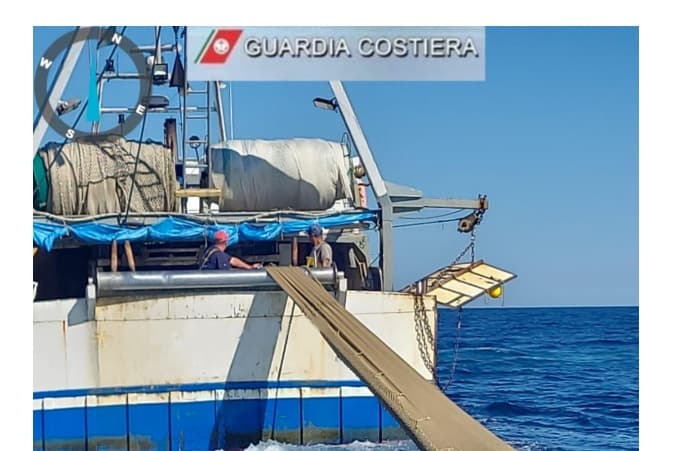 San Foca, pesca con rete a strascico illegale: scatta il sequestro