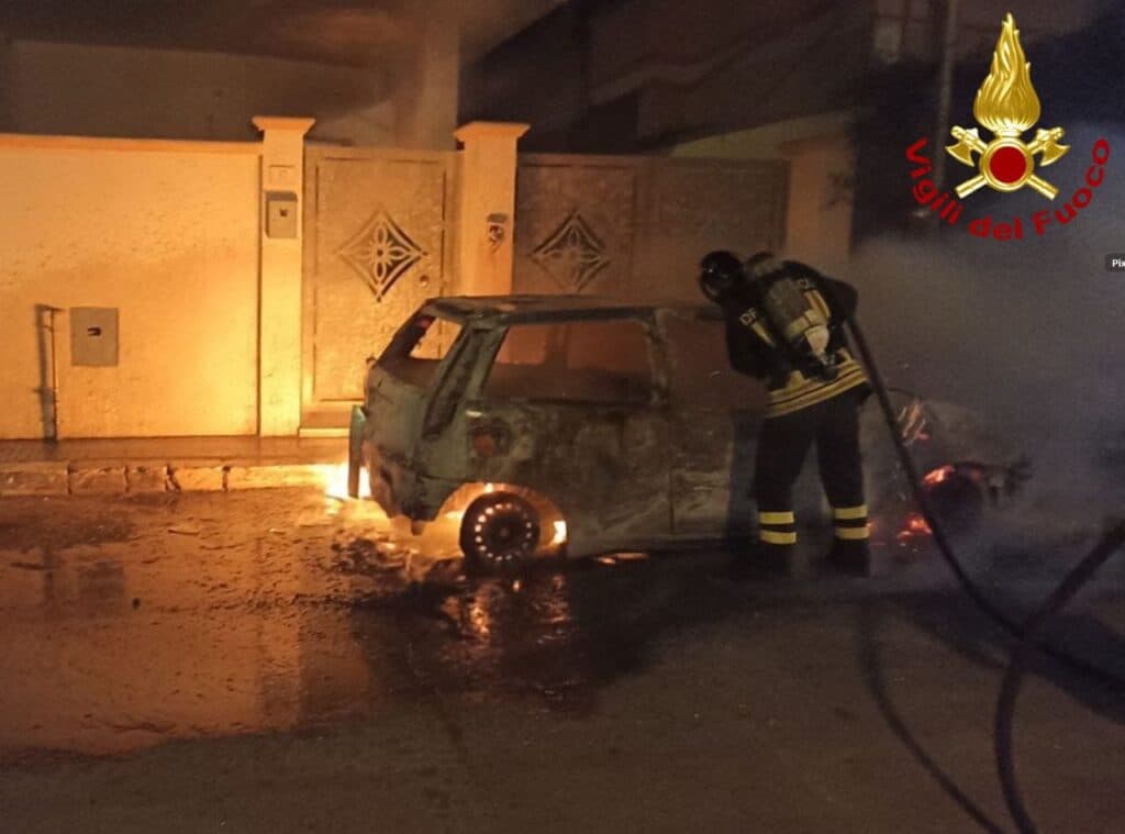 Notte di incendi tra Matino e Trepuzzi: due auto distrutte dalle fiamme