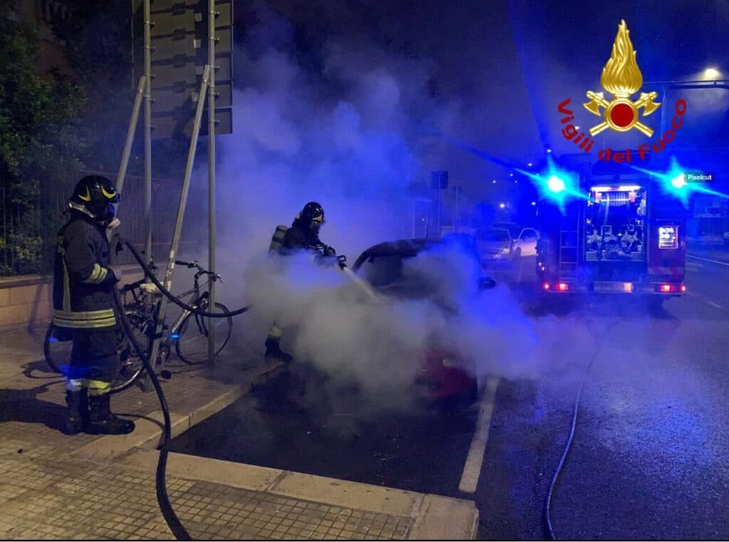 Auto a fuoco nella notte a Lecce: si sospetta matrice dolosa