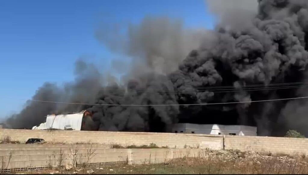 Incendio nei pressi della stazione ferroviaria di Racale: a fuoco un capannone