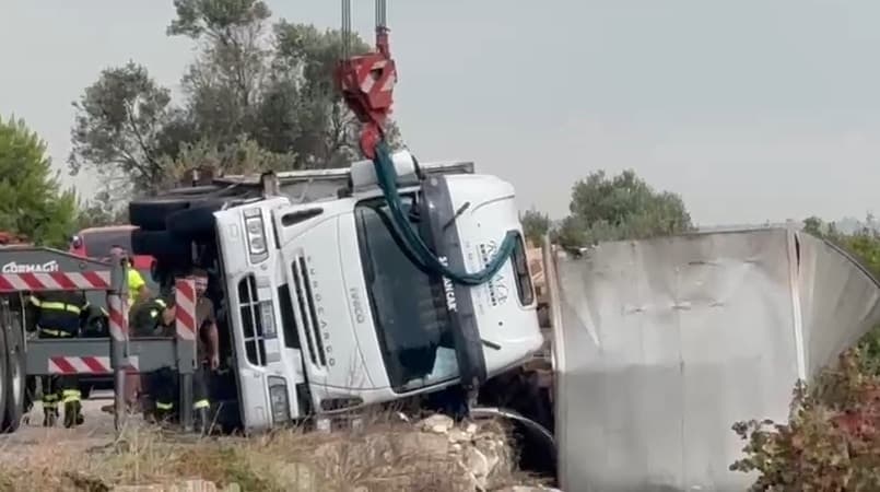 Camion si ribalta sulla Avetrana-Manduria: morto l'autista