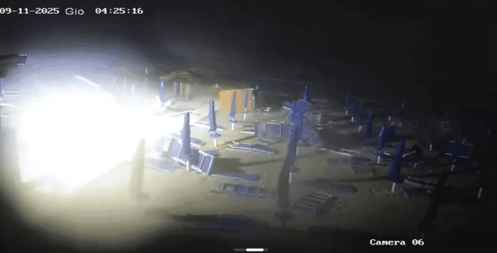 Maltempo, tromba d'aria e alberi caduti. Fulmine incendia casa a Giuggianello