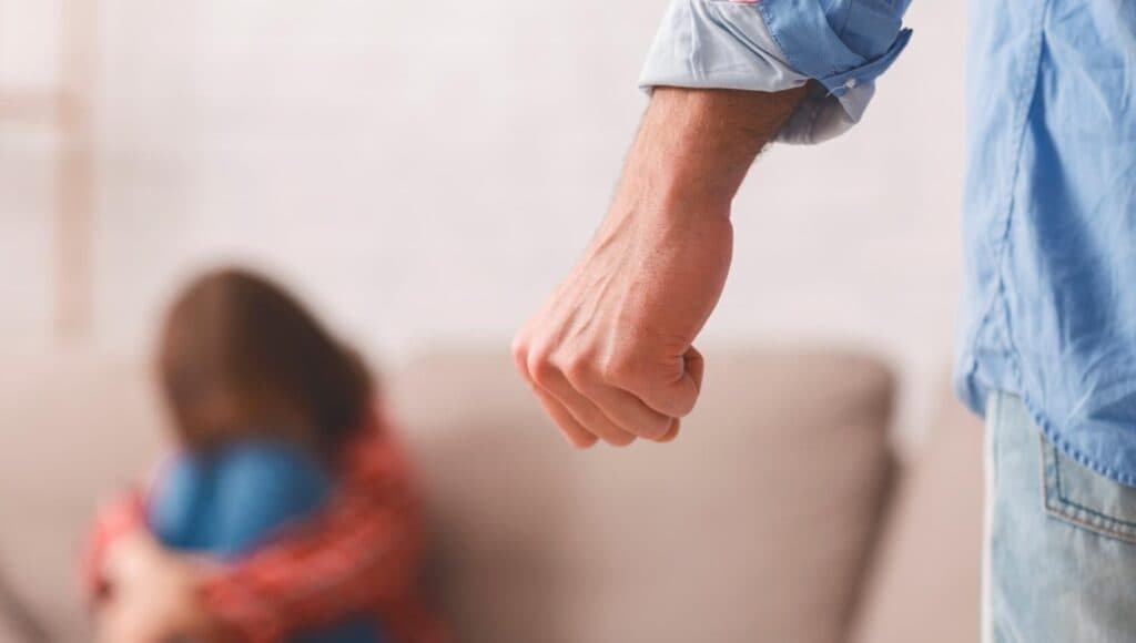 Dieci anni di botte e insulti alla figlia: “dovevi morire”. Indagato