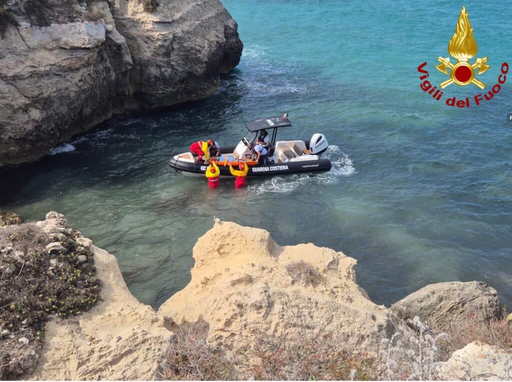 Roca Vecchia, 70enne francese cade sugli scogli: soccorsa dalla Guardia Costiera e dai Vigili del Fuoco