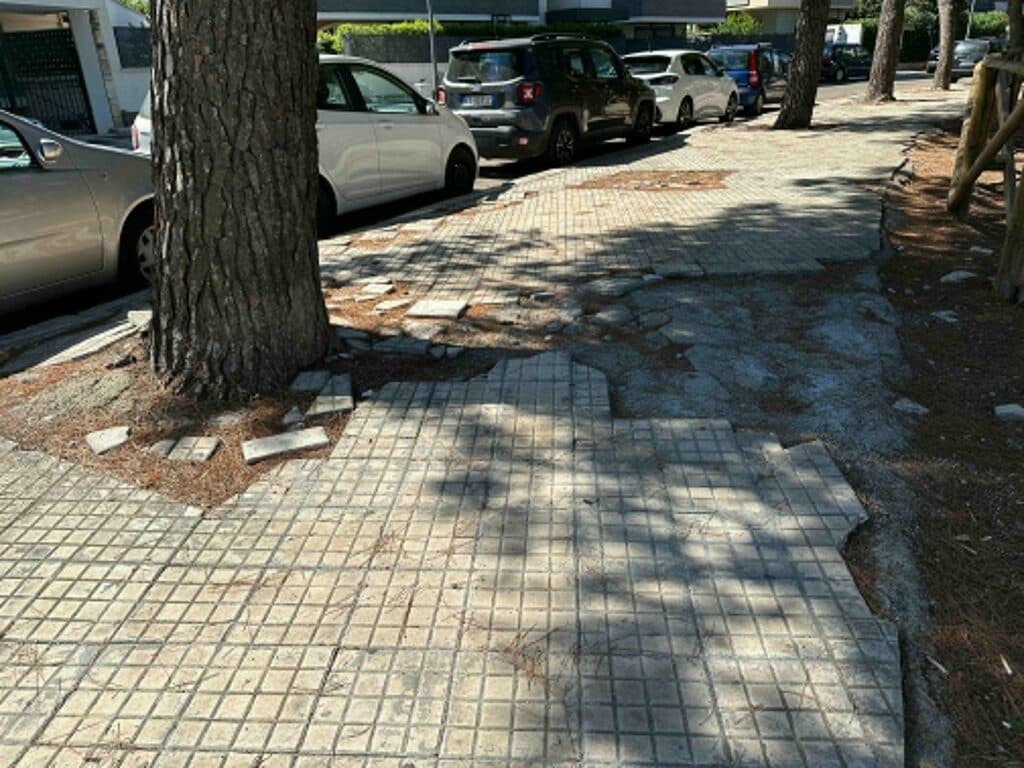 Piazza S. Francesco trasforma in un percorso di guerra: la rabbia dei residenti