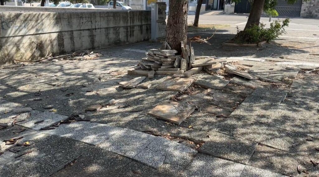 Piazza San Giacomo, tra marciapiedi killer e rifiuti a macchia di leopardo