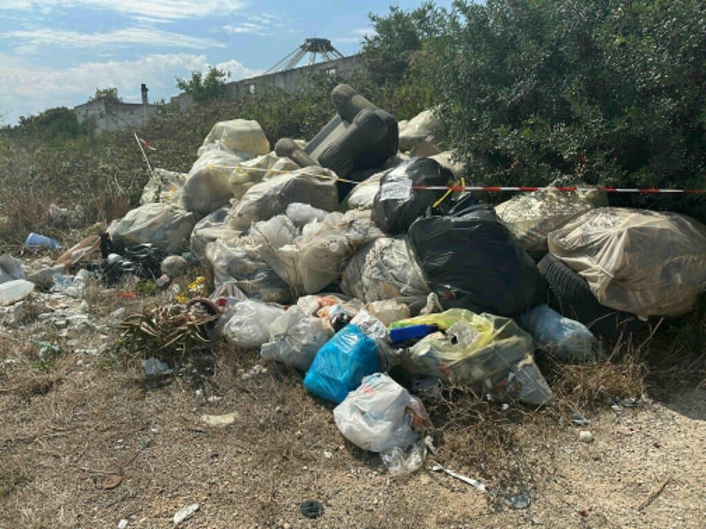 Un cimitero di rifiuti dietro la ex discoteca: la situazione peggiora