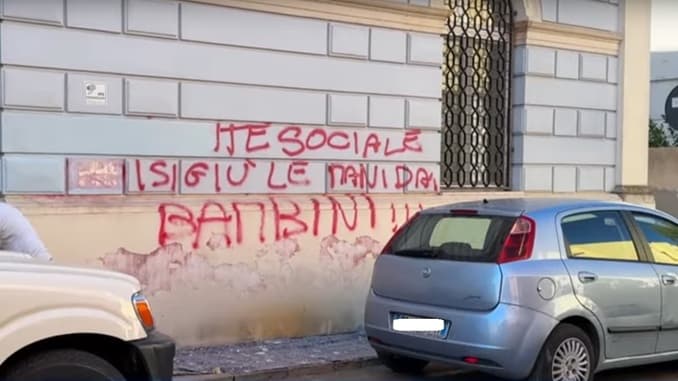 Assistente sociale minacciata, i retroscena: lotta per i figli, pistola e condanna per “riti” sospetti
