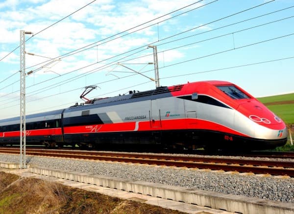 Frecciarossa Milano-Lecce da incubo: quasi 5 ore di ritardo, passeggeri esasperati