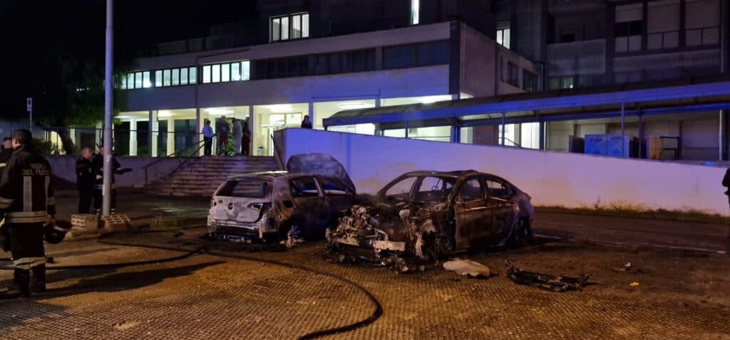 Incendio nel parcheggio dell’ospedale di Casarano: distrutte due auto
