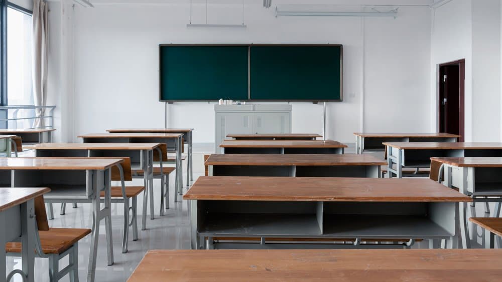 Brindisi, 14enne denudato e "cestinato" in classe. Poi la bocciatura