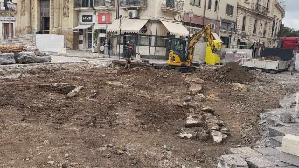 Dal cantiere di via Fazzi riemerge un'altra porzione di Anfiteatro romano