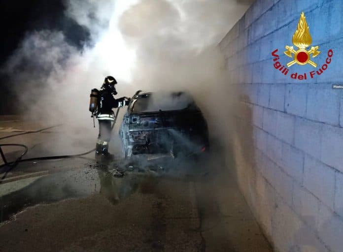 Due mezzi in fiamme nella notte nel Salento
