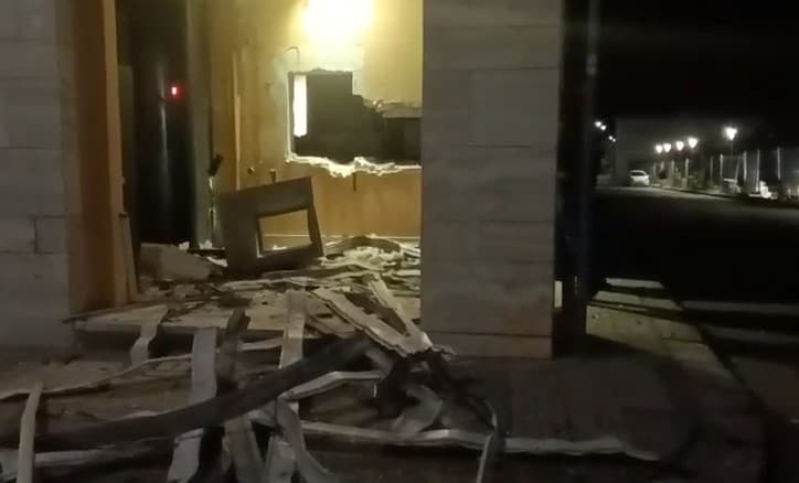 Doppia esplosione in via Roma, sportello atm sradicato e forziere portato via