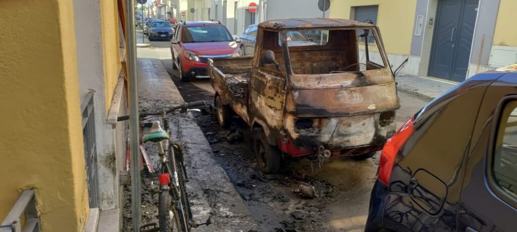 Incendio nella notte a Nardò: a rogo il motocarro di un fruttivendolo