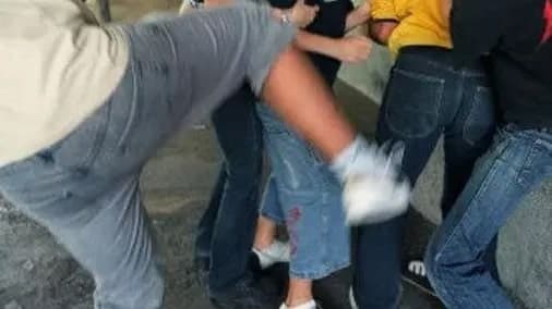 Insulti razzisti e minacce a scuola: nei guai quattro minorenni