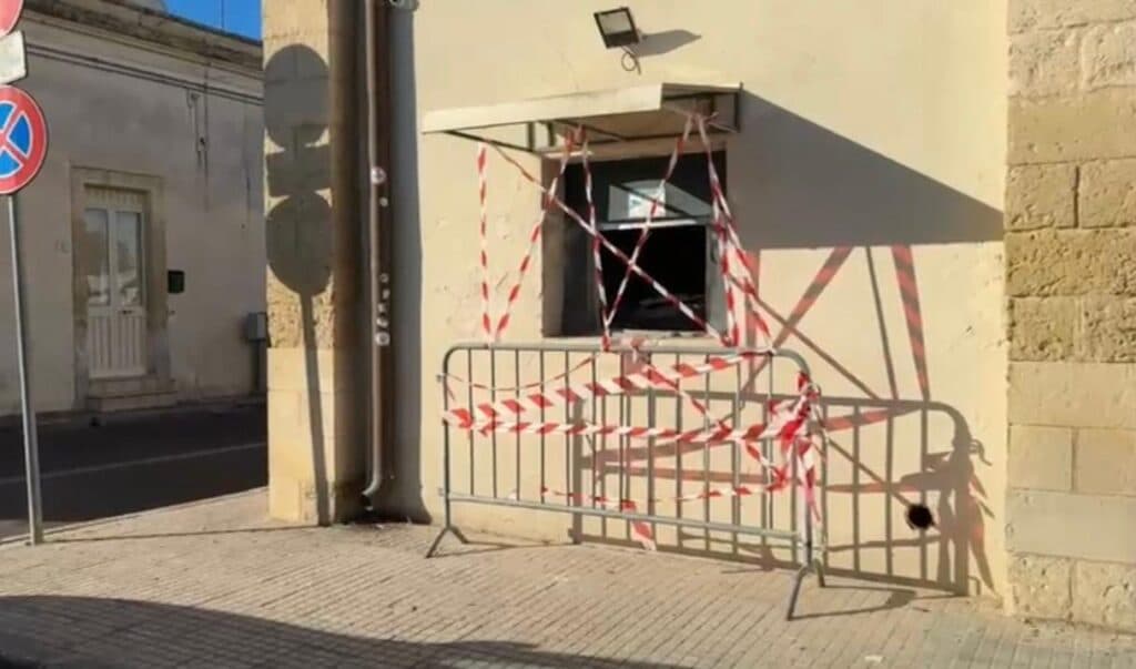 Frigole, assalto nella notte al bancomat. Auto bruciata a Casalabate