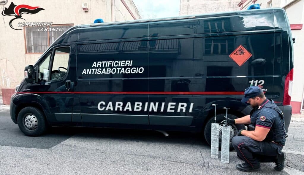 Statte: CC scoprono e mettono in sicurezza un arsenale esplosivo nascosto in auto