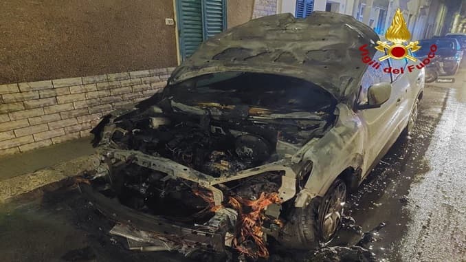 Auto incendiata nella notte, indagini in corso
