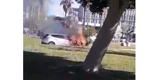 Lecce, auto in fiamme  su viale Porta d’Europa
