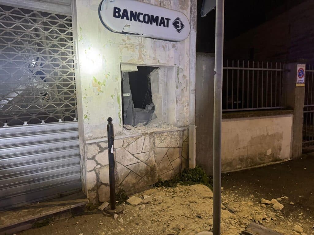 Assalto al bancomat ad Arnesano: ladri in fuga con la cassaforte
