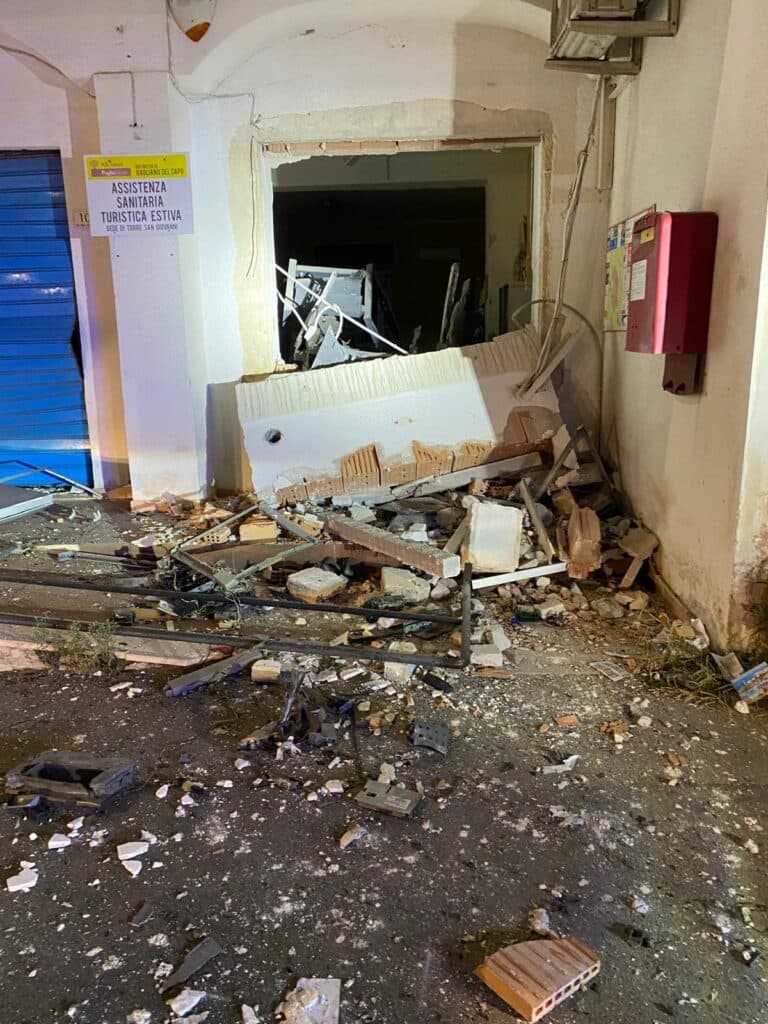 La “banda della marmotta” colpisce ancora: nella notte assalto a Torre San Giovanni