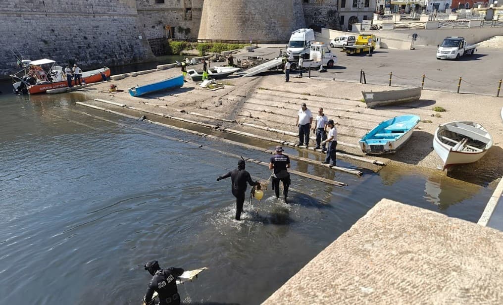 Gallipoli, porto bonificato: rimosse 10 tonnellate di strutture abusive