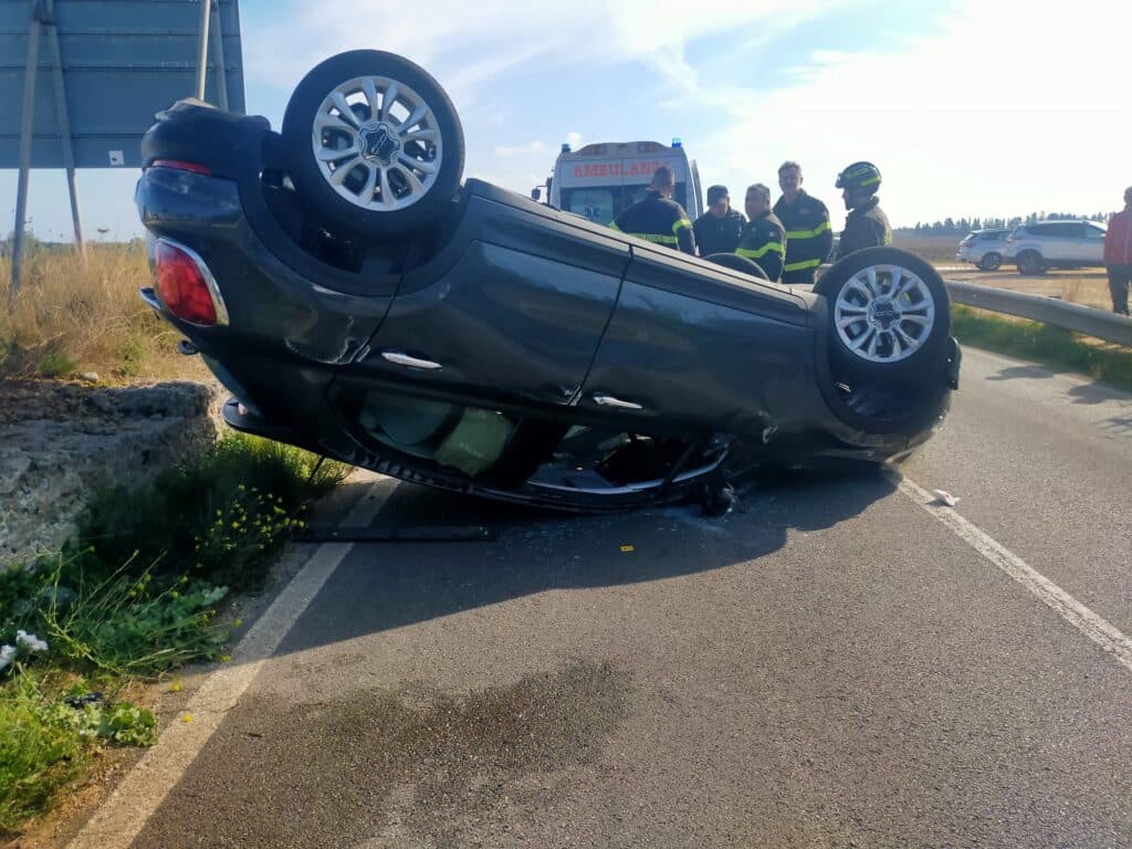 Schianto sulla Maglie-Cutrofiano: auto si ribalta. Ferite due ragazze