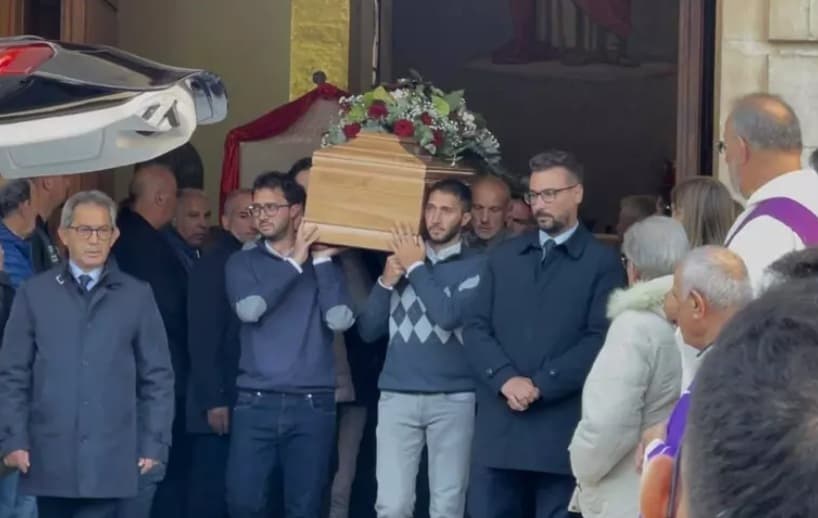 Folla commossa ai funerali del 63enne travolto dal nubifragio: “Il nostro supereroe era papà”