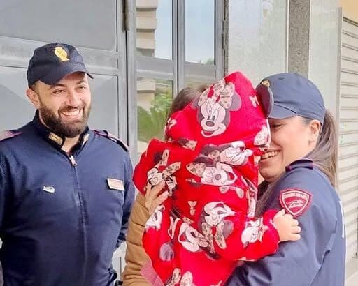 Roma, bimba di 14 mesi rischia di soffocare nel traffico: salvata da due poliziotti
